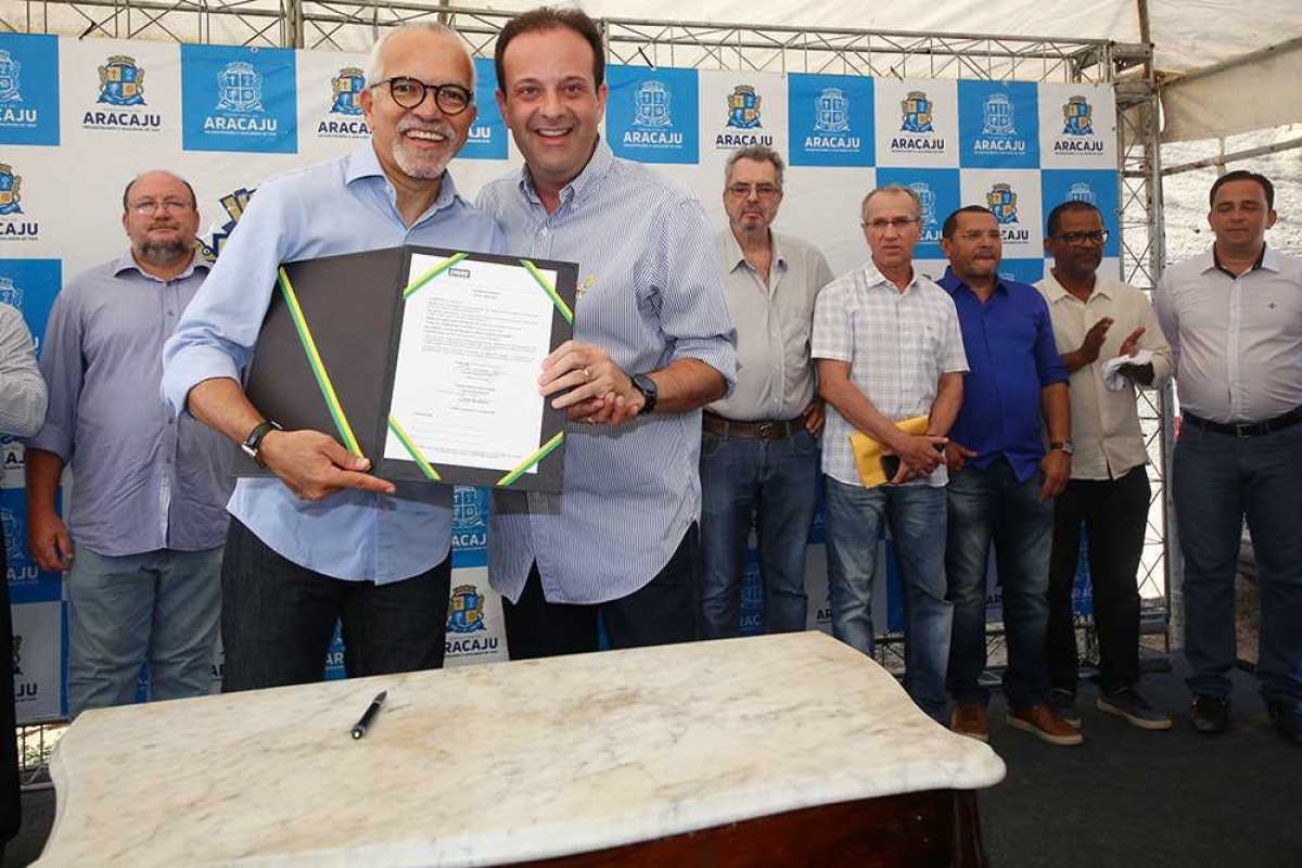 Edvaldo e André assinam ordem de serviços das obras do Barroso (Foto: Marco Vieira/PMA)