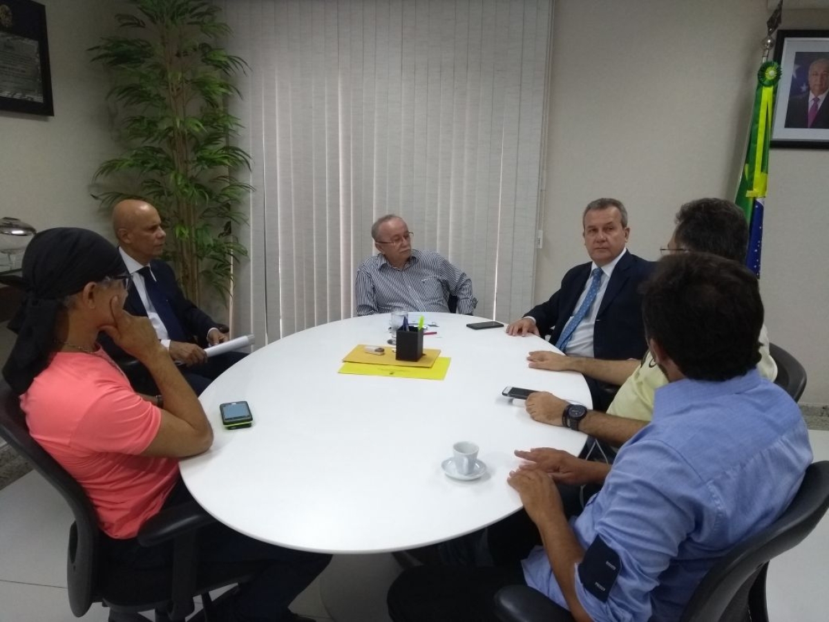 Cezário Siqueira entrega projeto que reajusta salários do TJ para Luciano Bispo (Foto: Agência Alese)
