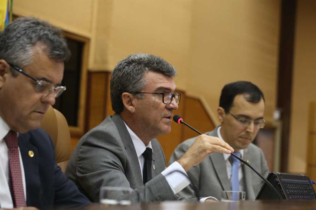 Garibalde Mendonça solicita ao governador construção de pista de atletismo (Foto: César de Oliveira/Agência Alese)
