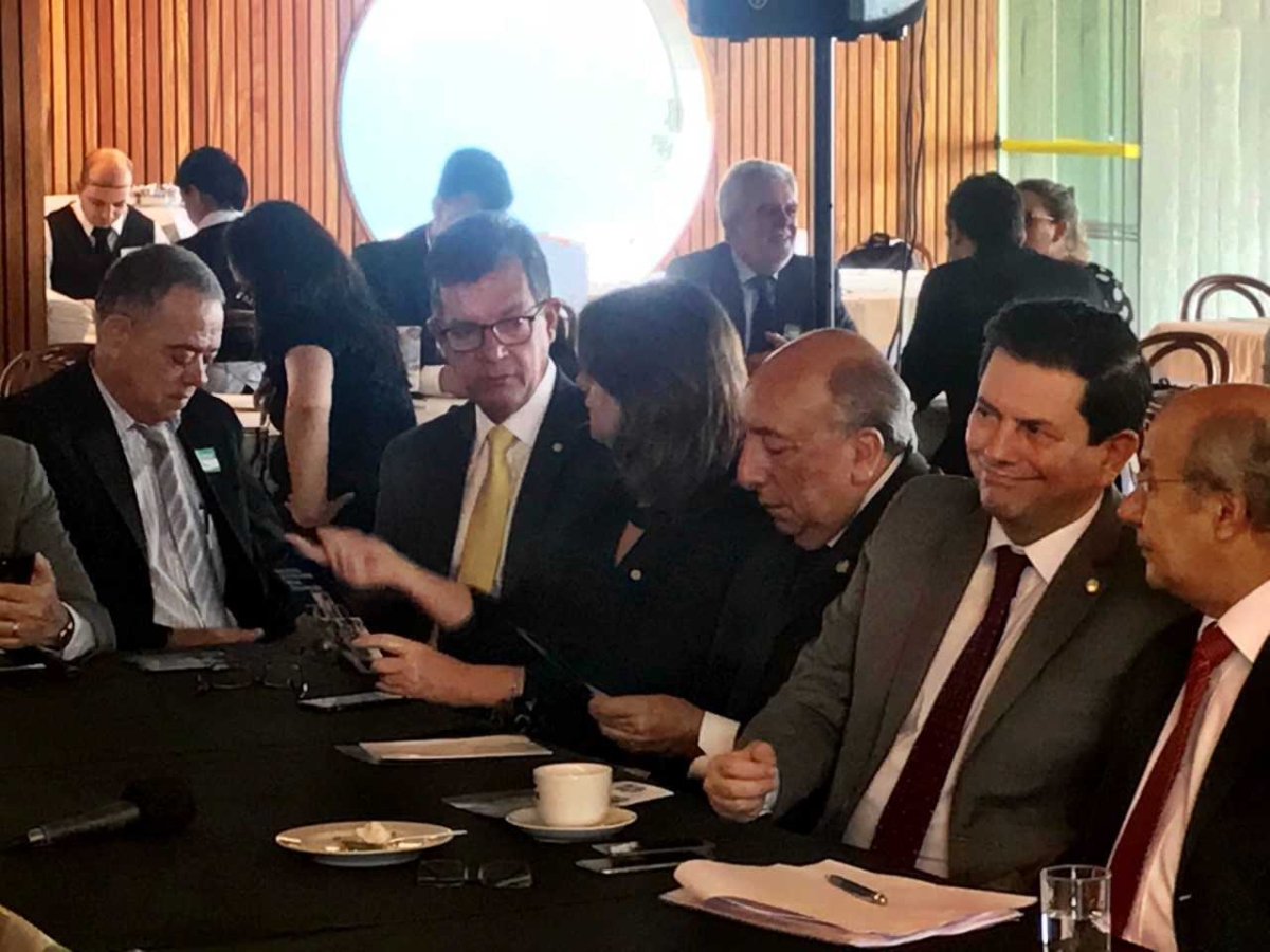 Laércio Oliveira participa de reunião que define estratégia para derrubar veto ao Refis das micro empresas (Foto: Assessoria Laércio Oliveira)