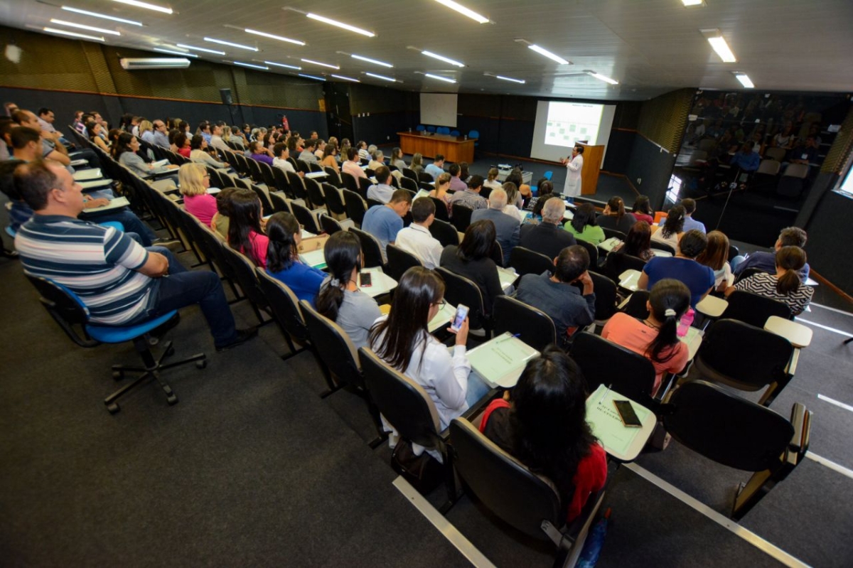 Senador Eduardo Amorim comemora novas convocações para o HU-UFS (Foto: Assessoria Eduardo Amorim)