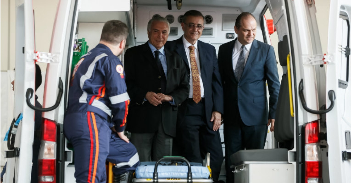 Michel Temer em uma das ambulâncias entregues, junto ao ministro da Saúde, Ricardo Barros, e do prefeito de Sorocaba (SP), José Crespo - Foto: Planalto