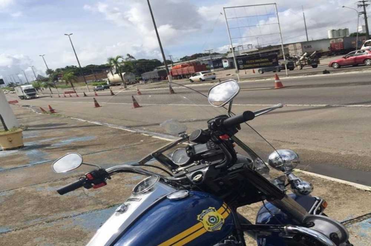 Três pessoas foram detidas pela PRF (Foto: Reprodução/Facebook/PRF)

