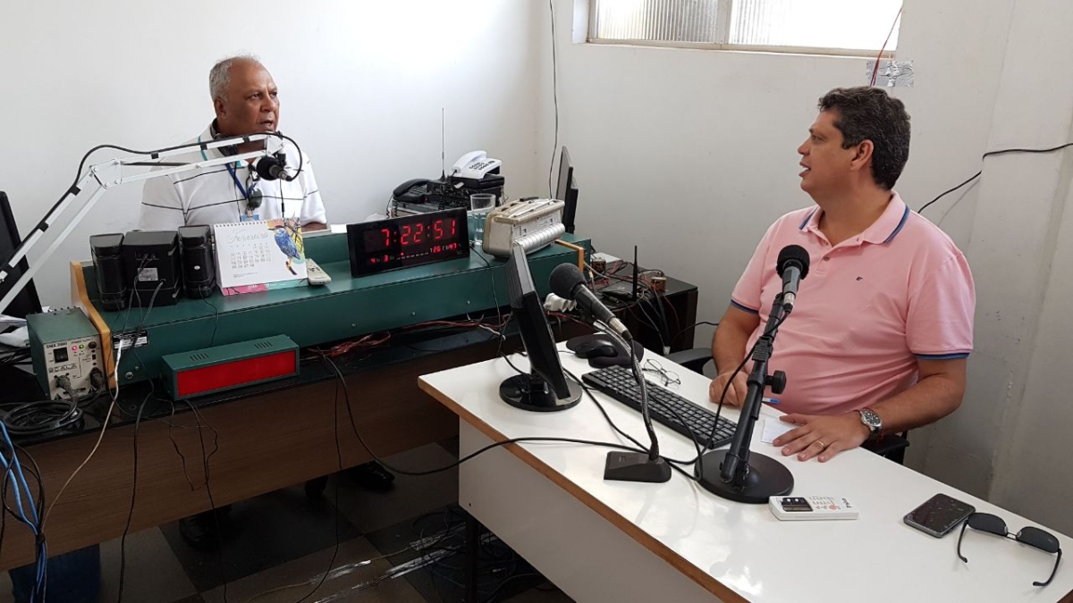 Márcio Macêdo em entrevista à Rádio Educadora (Foto: Assessoria Márcio Macêdo)