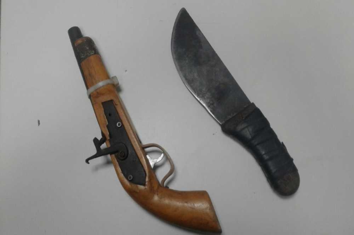 Armas foram encontradas na bolsa de "Soró", genro que "Buquinha" (Foto: PM/SE)
