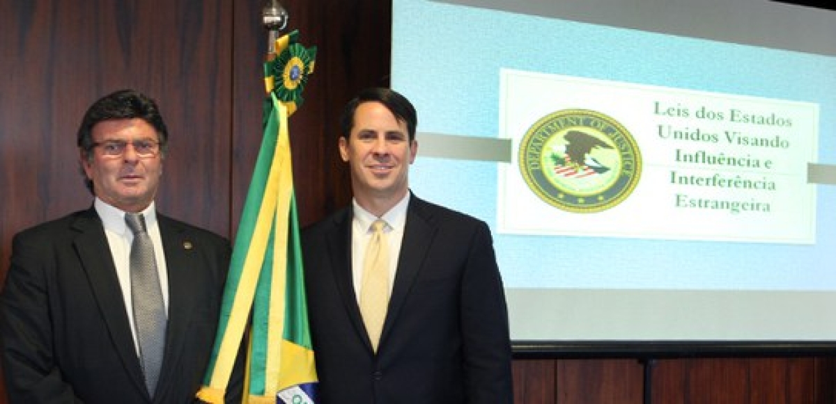 Ministro Luiz Fux recebe o diretor de combate aos crimes ciberneticos do FBI, Howard Marshall, que proferiu palestra ao Conselho Cnsultivo sobre Eleições e Internet (Foto: TSE)