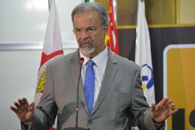 O ministro Raul Jugmann propõs a construção de parlatórios, com telefone e um vidro para separar os presos dos visistantes e evitar que criminosos continuem agindo de dentro das cadeias (Foto: Rovena Rosa/Agência Brasil)