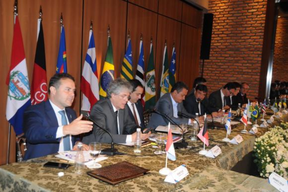 Oito governadores e um vice-governador dos nove estados do Nordeste lançaram hoje a Carta de Teresina, após reunião em Teresina (Foto: Paulo Barros/Governo do Piauí)