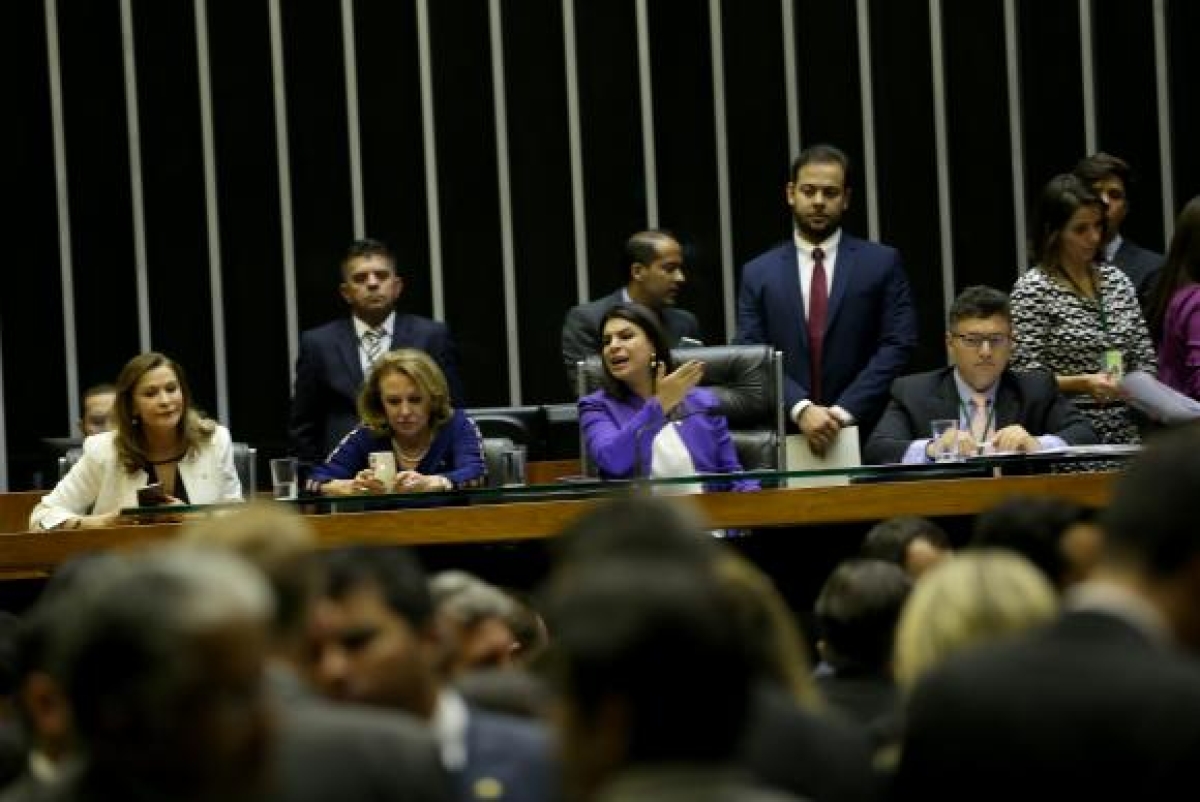 A 2ª secretária da Mesa da Câmara, Mariana Carvalho, preside sessão que vota projetos de lei considerados prioritários pela bancada feminina (Foto: Wilson Dias/Agência Brasil)