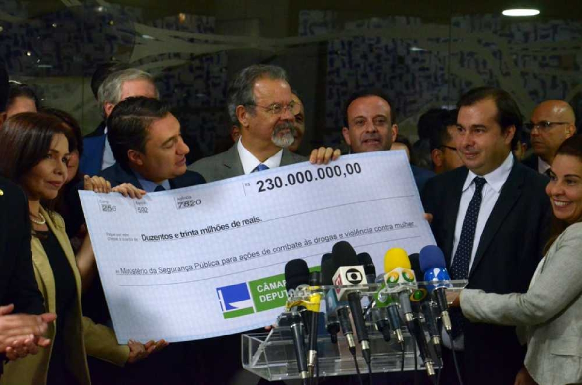 O deputado André Moura ao lado do Ministro Raul Jungmann e do do presidente da Câmara, Rodrigo Maia (Foto: Assessoria André Moura)