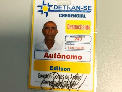 Homem é preso passando-se por despachante do Detran com crachá falso (Foto: Via Gilson de Oliveira)