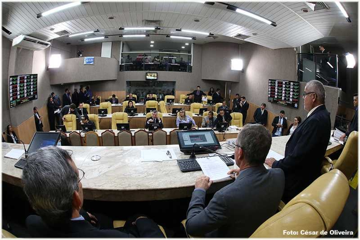 Câmara de Aracaju apresenta integrantes das CPIs do Lixo e da Saúde (Foto: César de Oliveira)