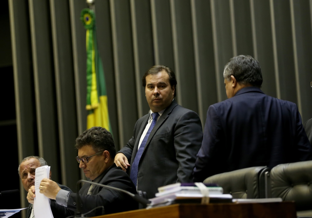 O presidente da Câmara, Rodrigo Maia, respondeu a questão de ordem do deputado Miro Teixeira (Foto: Wilson Dias/Agência Brasil)