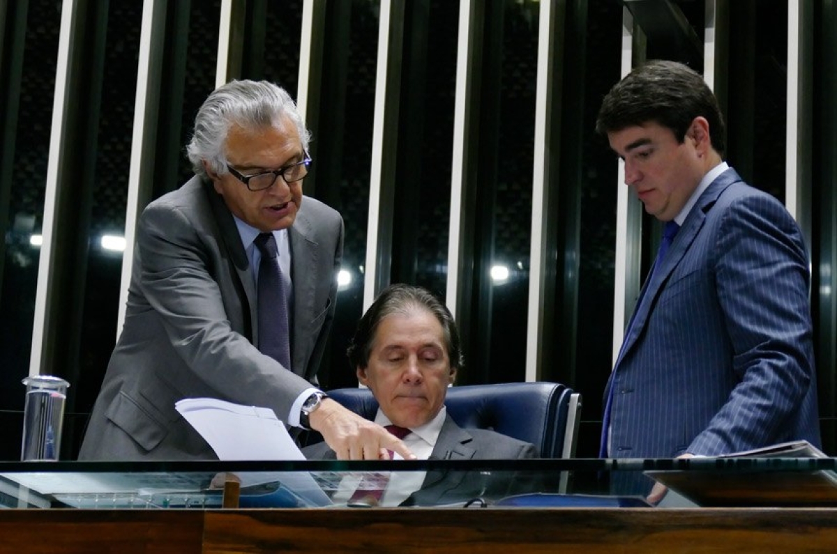 Relator do Projeto, Ronaldo Caiado (E), e presidente do Senado, Eunício Oliveira, na Sessão Plenária desta quarta-feira (Foto: Waldemir Barreto/Agência Senado)