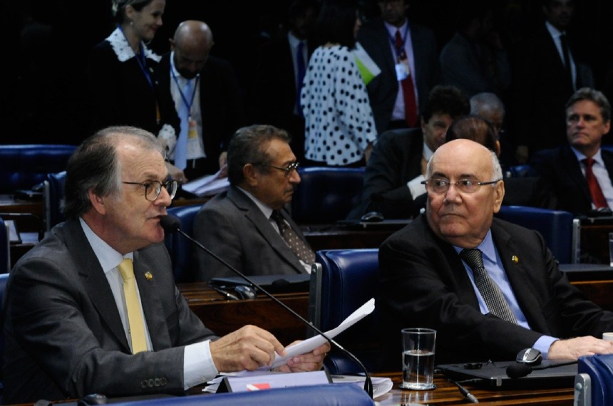 O relator da proposta, Dalírio Berber (e), e Flexa Ribeiro, em sessão no Plenário do Senado
(Foto: Waldemir Barreto/Agência Senado)