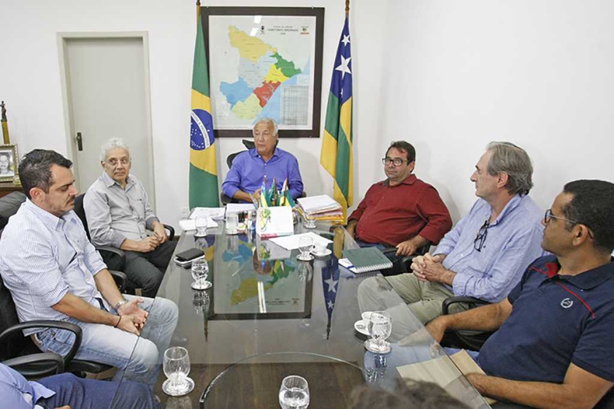 Jackson Barreto recebeu na tarde desta segunda-feira, 19, os diretores da Companhia Sul Americana de Tabaco (Foto: Victor Ribeiro/ASN)