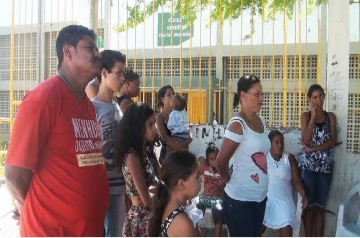 Pais estiveram na porta da escola nesta terça-feira (Foto: Portal Infonet)