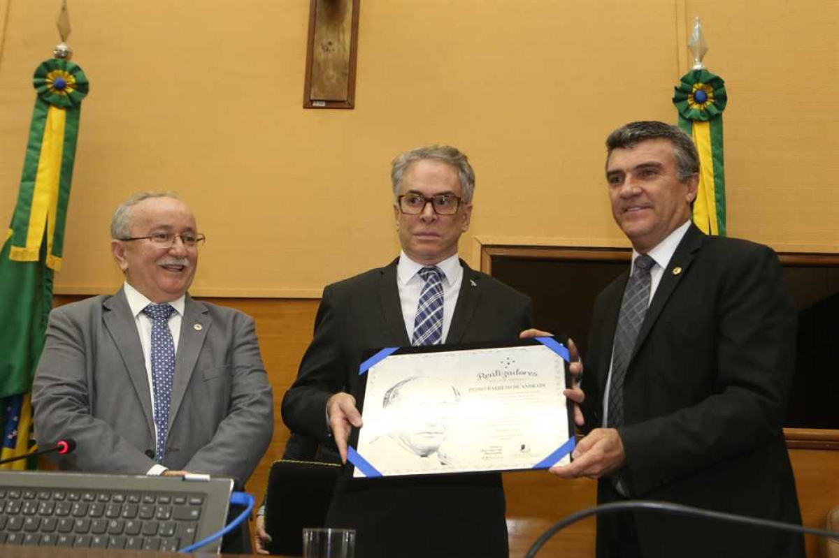 Garibaldi Mendonça entrega homenagem da Alese a Pedro Barreto (Foto: César de Oliveira/ Agência Alese)