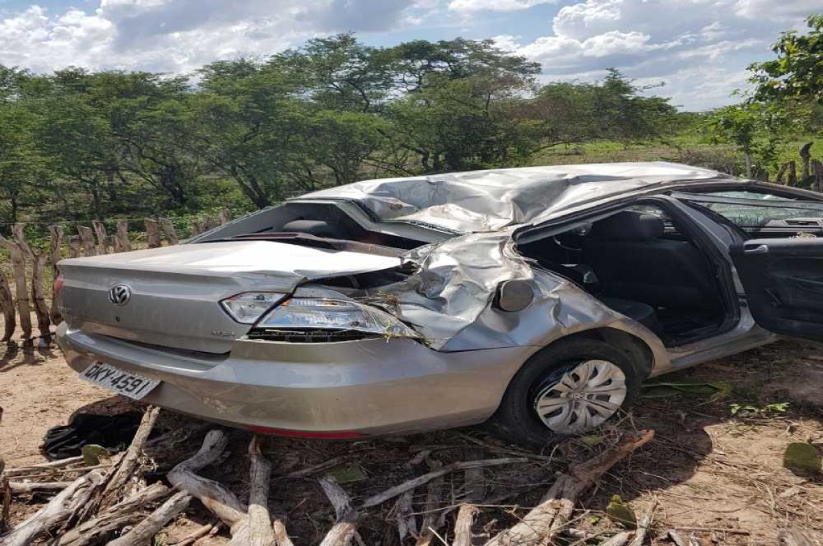 O carro da vereadora caiu em um buraco na pista, fazendo com que a motorista perdesse o controle (Foto: Assessoria Kitty Lima)