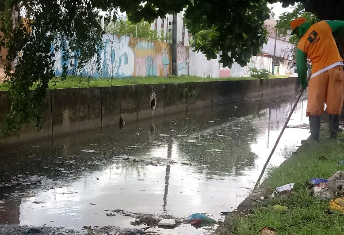 O lixo retido na tela é retirado manualmente pelos agentes (Foto: Emsurb)