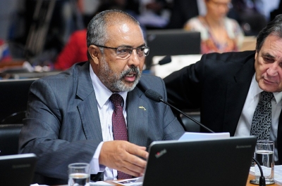 Relator do projeto Paulo Paim citou informações da Sociedade Brasileira de Pediatria: os bebês que ficam seis meses ao lado da mãe têm reduzidas as chances de contrair pneumonia e de desenvolver anemia
(Foto: Pedro França/Agência Senado)