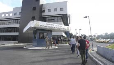 Pessoas com horário agendado fazem fila na parte externa do prédio da PF em Curitiba para obter passaporte (Foto: Marcello Casal Jr./Agência Brasil)