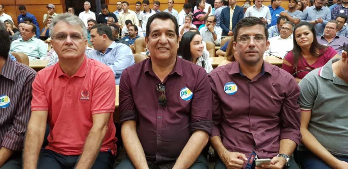 Ex-prefeito Serginho assina ficha de filiação e poderá disputar as eleições (Foto: Portal Mais Sertão)