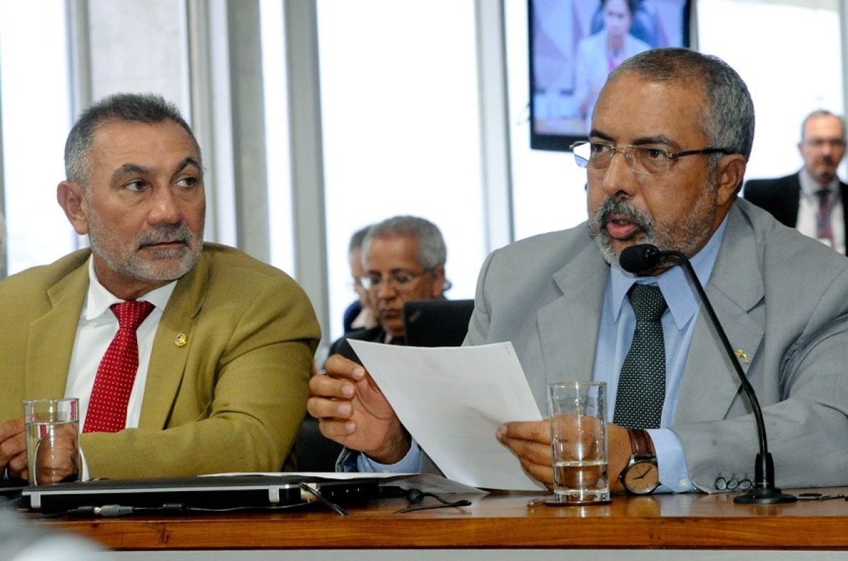 Ao lado de Telmário Mota, Paim lê relatório de Capiberibe sobre projeto de Romário (Foto: Waldemir Barreto/Agência Senado)