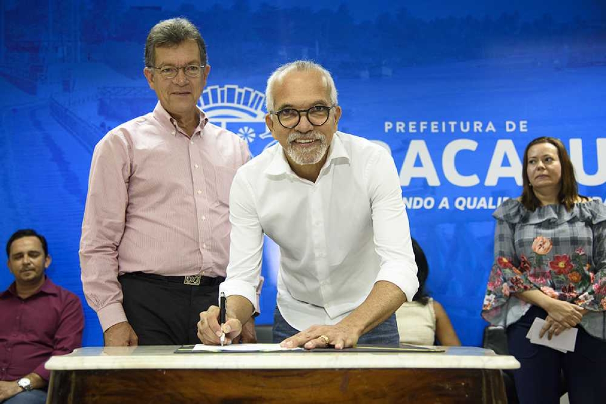 Prefeito de Aracaju assina ordens de serviço para reforma e ampliação de sete unidades de saúde 
(Foto: Marco Vieria/ PMA)
