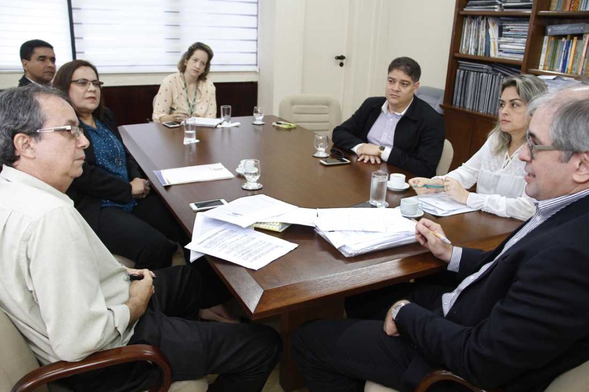 Procurador-geral ouve versão da Prefeitura de Aracaju sobre denúncia de irregularidade na cobrança de ITBI (Foto: TCE/SE)