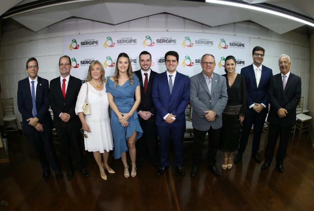 Da esquerda para a direita: o presidente da Associação de Procuradores de Sergipe, Mário Rômulo Marroquim, o vice-presidente da Anape, Bruno Hazan, a procuradora-geral do Estado, Aparecida Gama, os novos procuradores Laís Oliveira, Alexandre Soares e André Freire, o governador Belivaldo Chagas, os novos procuradores Maria Tereza Hora e Fernando Bezerra e o ex-governador Jackson Barreto (Foto: Jorge Henrique/ ASN)