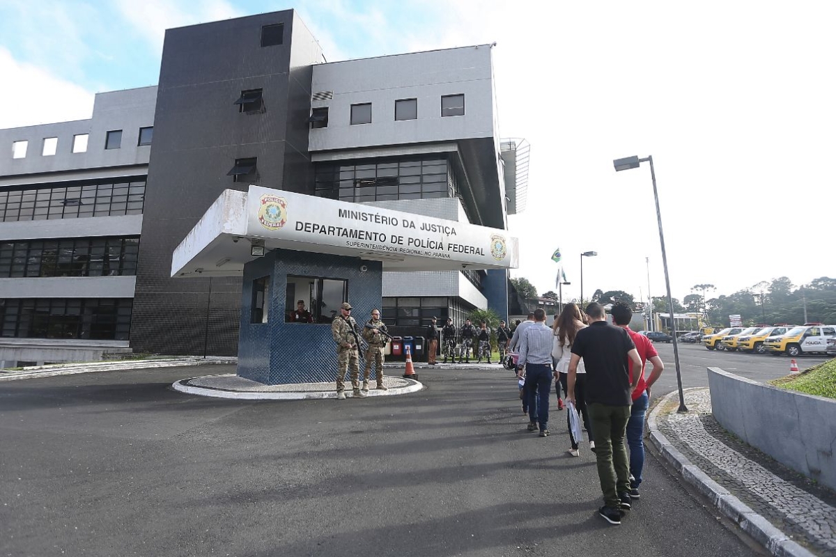 No primeiro dia util após a prisão do ex-presidente Lula, o serviço de emissão de passaporte, na sede da Polícia Federal no bairro Santa Cândida, permanece normal (Foto: Marcello Casal Jr./Arquivo Agência Brasil)