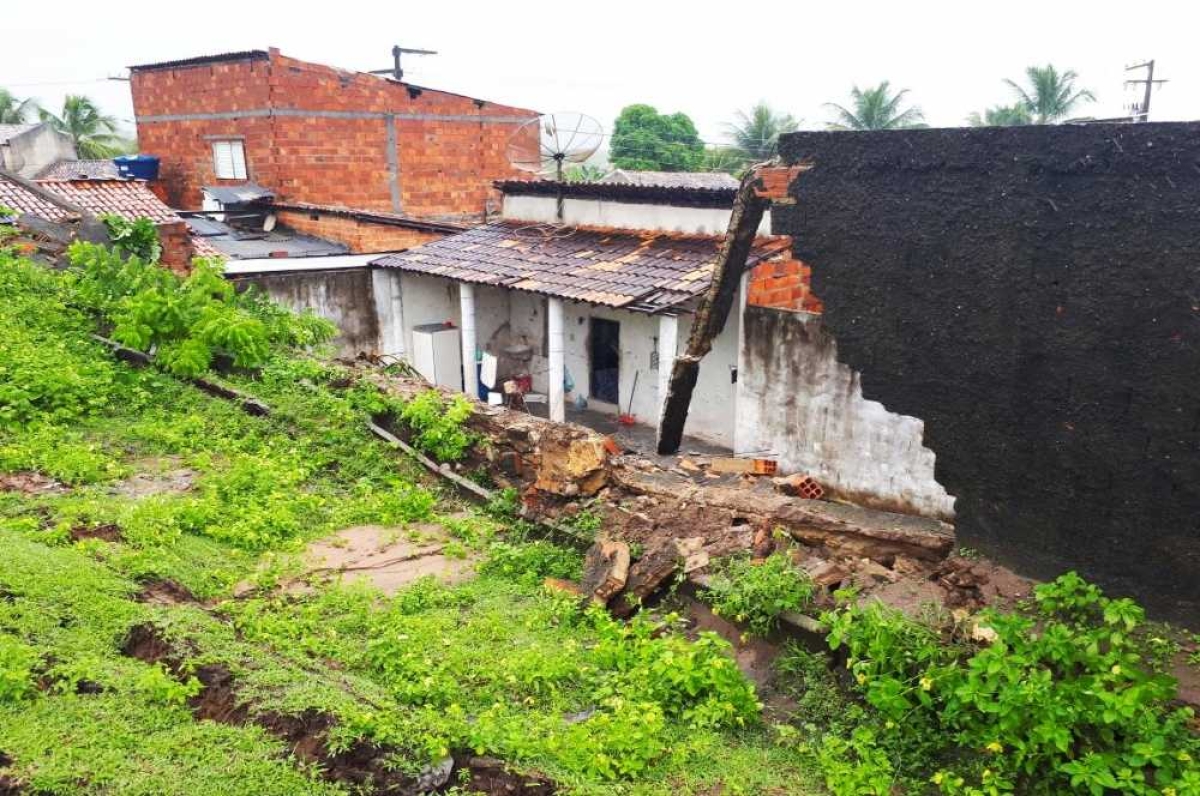 Muro caiu sobre quintal de casas no Lamarão (Foto: Joyce Peixoto/ Via Portal Infonet)