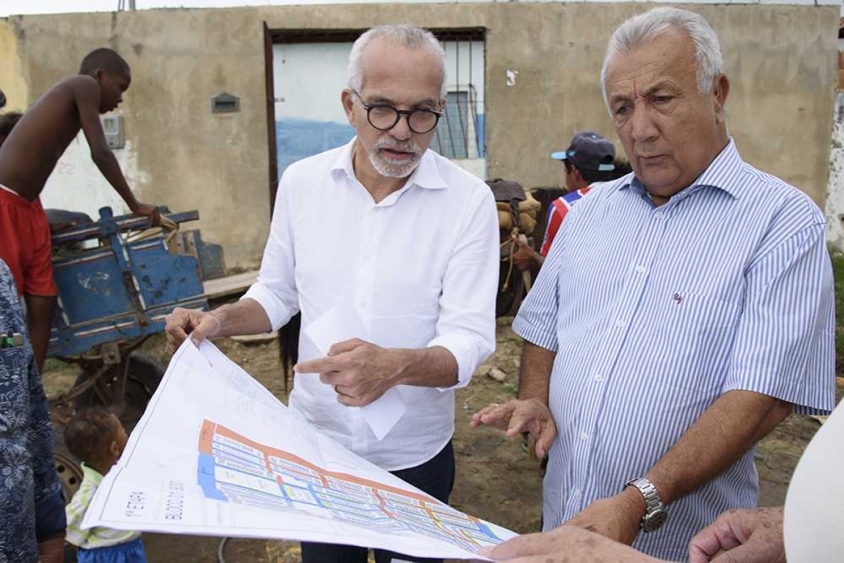 Edvaldo Nogueira e Jackson Barreto visitam obras no 17 de Março e constatam celeridade (Foto: Marco Vieira/ PMA)