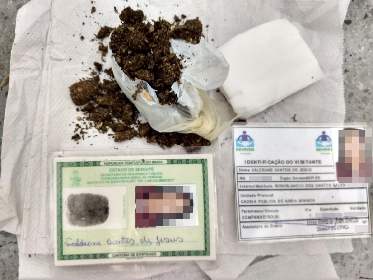 Mulher é detida tentando entrar com drogas na Cadeia de Areia Branca (Foto: Sejuc/SE)