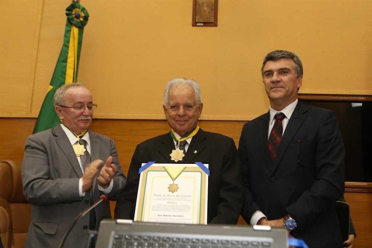 Dr. José Anderson Nascimento recebe Medalha do Mérito parlamentar proposta pelo deputado Garibalde Mendonça (Foto: César de Oliveira/ Agência Alese)