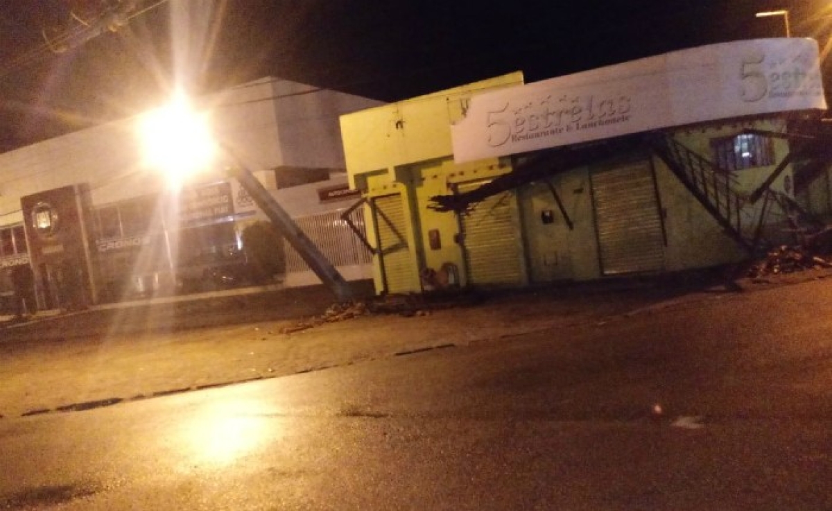 Caminhão atinge telhado de churrascaria em Itabaiana (Foto: Reprodução/ Redes sociais/ Via Portal Itnet)