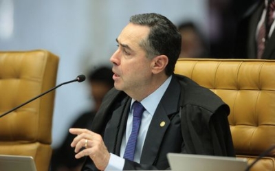 O ministro Supremo Tribunal Federal (STF) Roberto Barroso durante sessão de julgamento da restrição ao foro privilegiado.
O ministro Luís Roberto Barroso disse que o foro especial para infrações penais não é extensível a atos de improbidade administrativa, que têm natureza civil (Foto: Carlos Moura/ SCO/STF)
