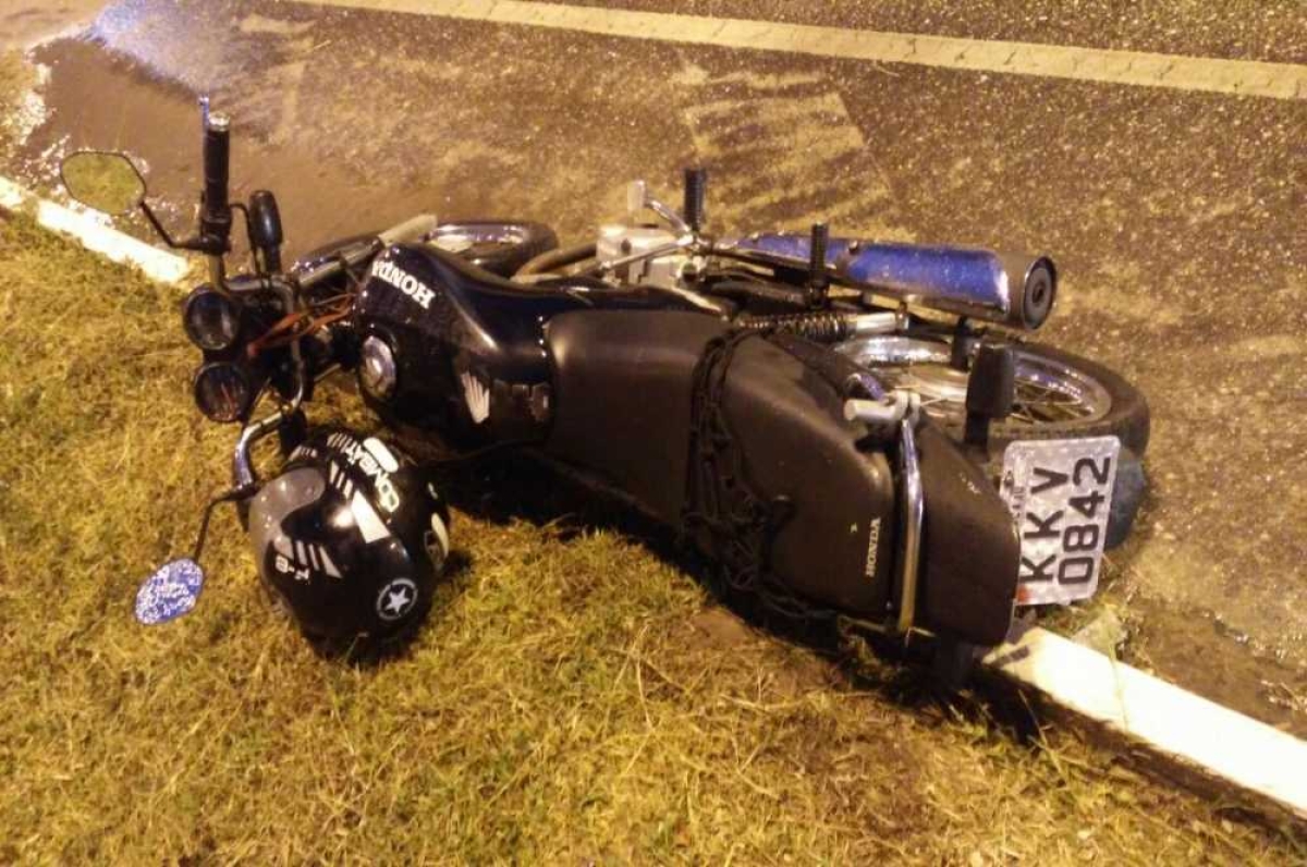 As vítimas estavam em uma moto quando foram atingidas (Foto: Reprodução/ Redes sociais)
