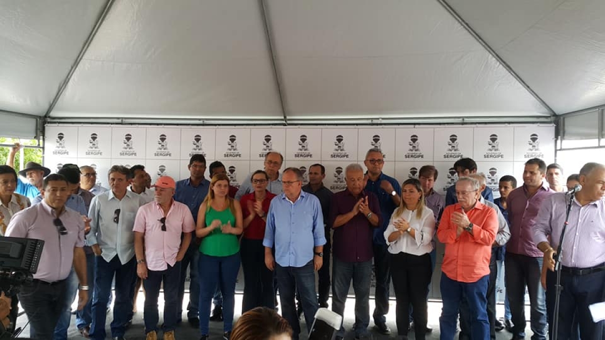 Luciano Bispo prestigia entrega de sementes de milho pelo governo no Alto Sertão (Foto: Agência Alese)