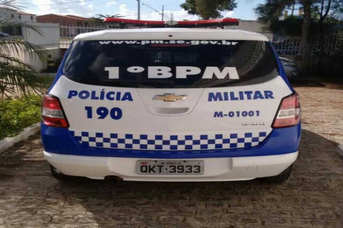Batalhão prendeu os dois homens em banco do bairro Inácio Barbosa (Foto: 1º BPCom)