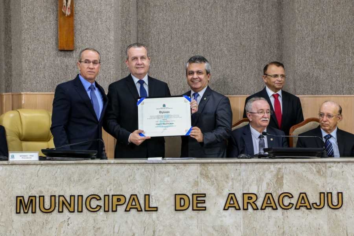 Luciano Bispo parabeniza o novo Cidadão Aracajuano, Cezário Siqueira Neto (Foto: TJ/SE)