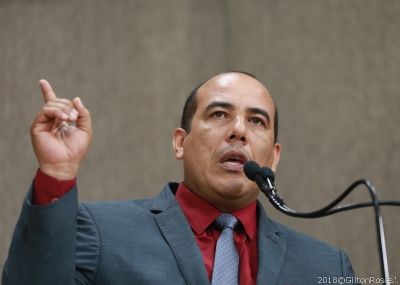 Cabo Amintas afirma: "Estão roubando o Ipes e matando os servidores públicos" (Foto: Gilton Rosas/ Agência Alese)