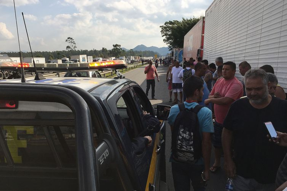 Caminhoneiros protestam na Rodovia Presidente Dutra (Foto: Cristina Índio do Brasil/ Arquivo Agência Brasil)
