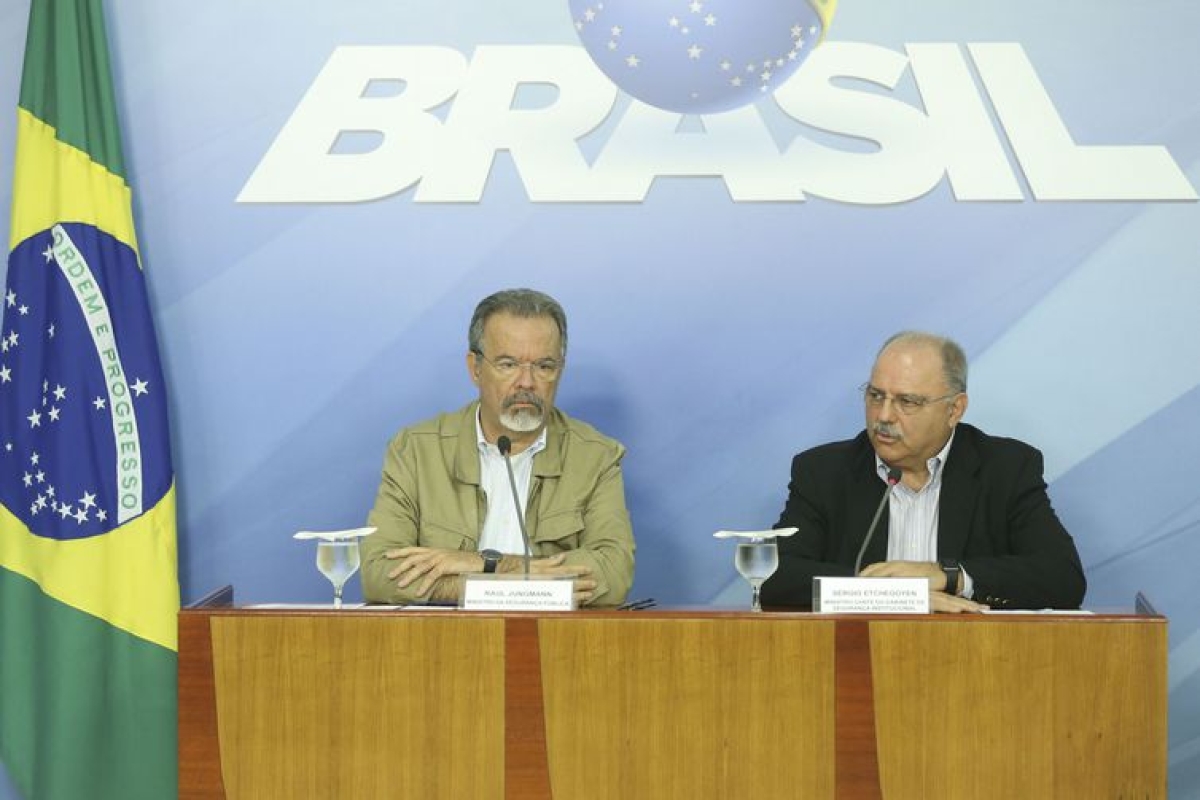 Os ministros da Segurança Pública, Raul Jungmann, e do Gabinete de Segurança Institucional, Sérgio Etchegoyen, durante entrevista á imprensa após reunião do gabinete de monitoramento no Palácio do Planalto (Foto: Valter Campanato/ Agência Brasil)