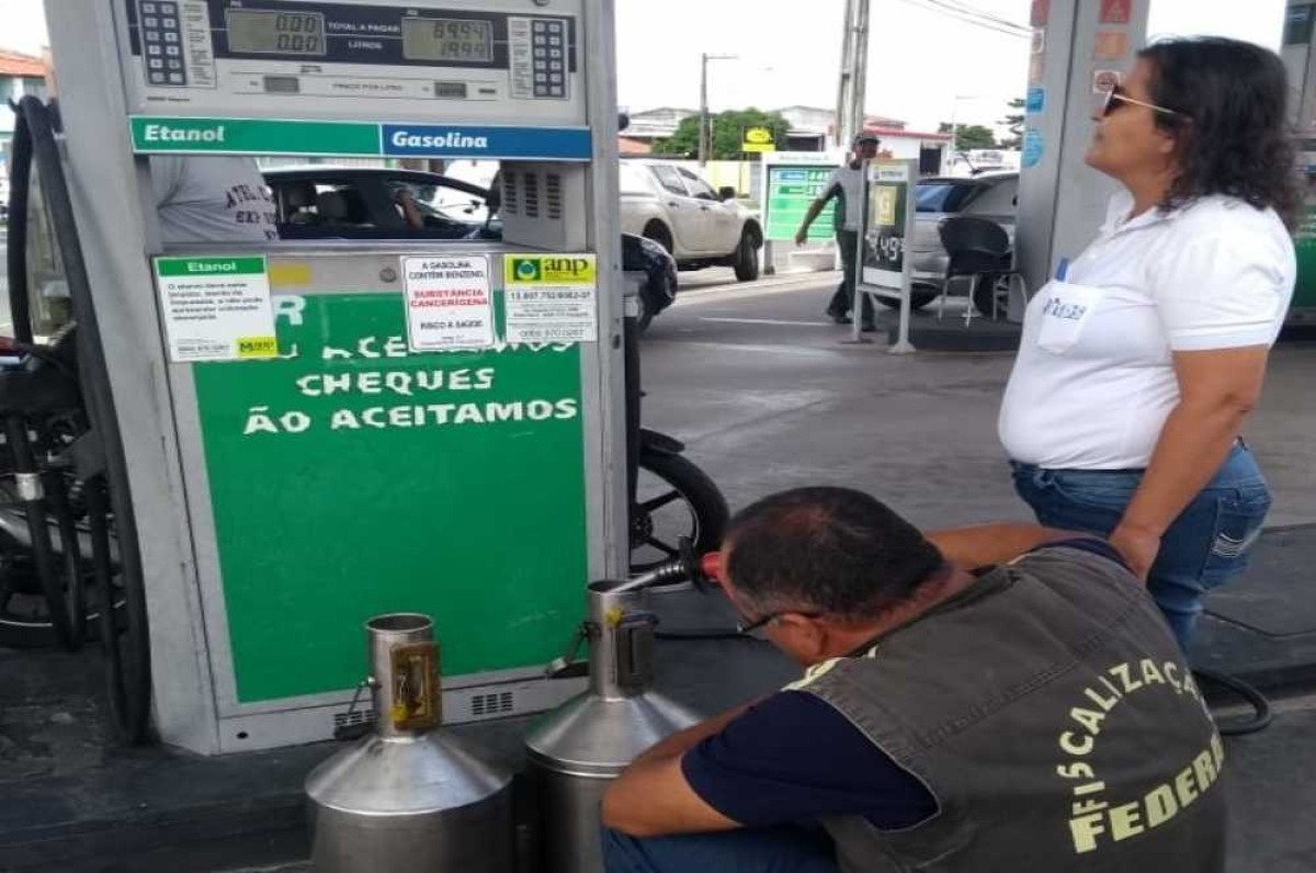 Objetivo é fazer a verificação volumétrica das bombas, observando se quantidade indicada no equipamento foi realmente transferida para o tanque do veículo (Foto: ITPS/SE)