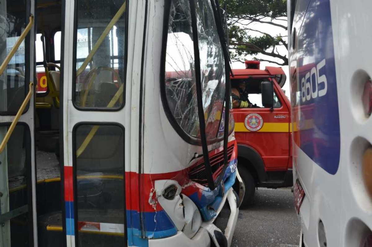 Batida deixou frente de um dos ônibus destruída (Foto: Portal Infonet)
