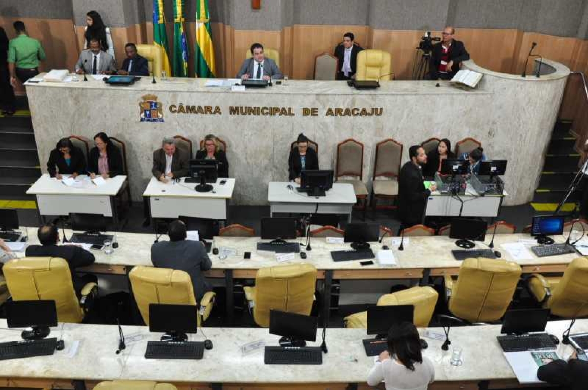 Delegados Danielle Garcia e Gabriel Nogueira esclarecem contratos para CPI do Lixo (Foto: Heribaldo Martins/ CMA)