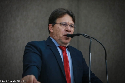 Carlito Alves lamenta o comportamento de alguns políticos (Foto: César de Oliveira/ CMA)