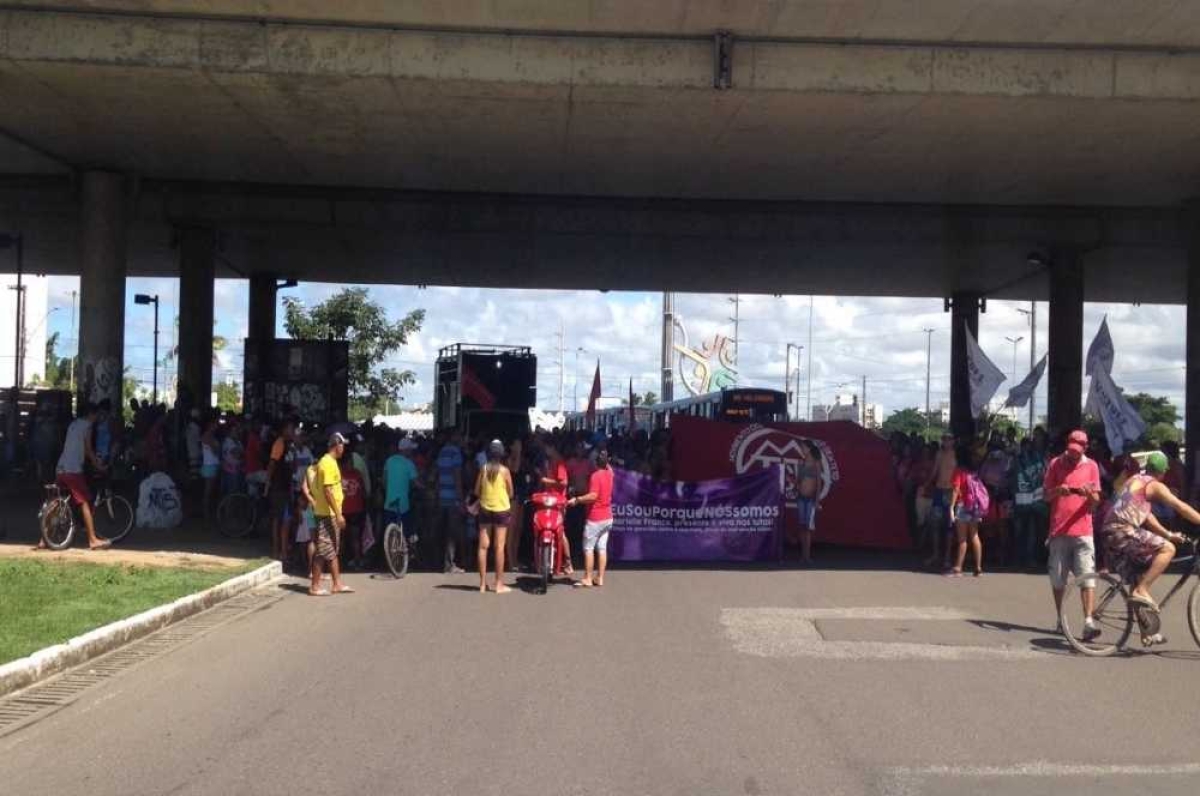 Manifestantes saíram em passeata até o Palácio dos Despachos (Foto: Portal Infonet)